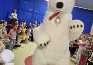 Miś tańczy z dziećmi