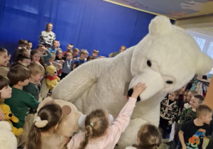 Miś tańczy z dziećmi