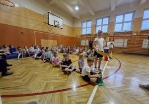 Dzieci biorą udział w konkurencjach sportowych