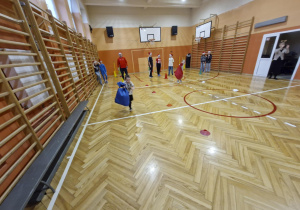 Dzieci biorą udział w konkurencjach sportowych