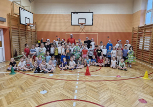 Wspólne pamiątkowe zdjęcie wszystkich drużyn i organizatorów