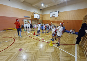 Dzieci biorą udział w konkurencjach sportowych