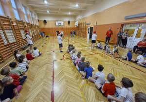 Dzieci biorą udział w konkurencjach sportowych