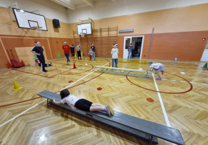 Dzieci biorą udział w konkurencjach sportowych