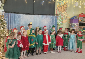 Dzieci śpiewają piosenkę świąteczną