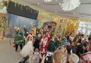 Dzieci tańczą taniec z lampionami