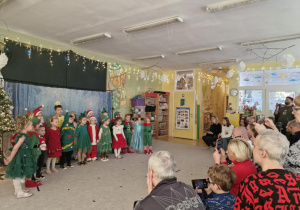 Dzieci śpiewają piosenkę świąteczną