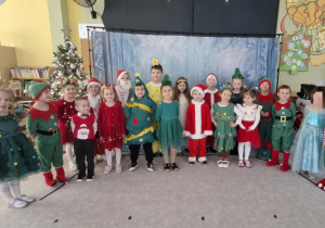 Dzieci śpiewają piosenkę świąteczną