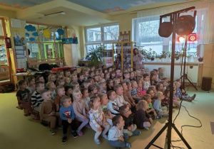 Dzieci oglądają spektakl