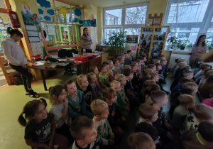 Dzieci oglądają spektakl