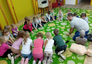 Ćwiczymy pozycję do masażu serca