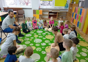 Róża, Olek i Zuzia G. wykonują masaż serca