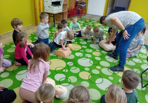 Igor, Jacek i Zuzia G. wykonują masaż serca