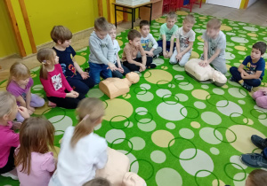 Natlak, Tobiasz i Leon wykonują masaż serca