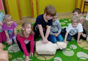 Paweł wykonuje masaż serca