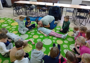 Ratownik nasłuchuje czy Róża oddycha