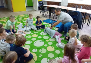 Ratownik przekręca Różę do pozcyji bocznej ustalonej