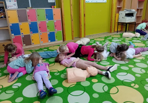 Dziewczynki ćwiczą pierwszą pomoc w parach