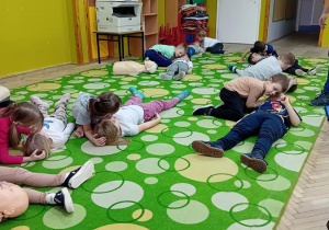 Chłopcy ćwiczą pierwszą pomoc w parach