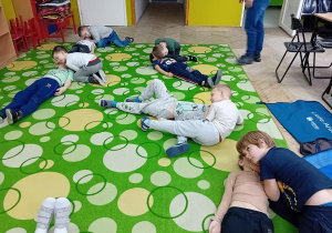 Chłopcy ćwiczą w parach pozycję boczną ustaloną