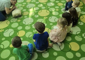 pokaz przez ratownika