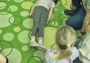 dziewczynka udaje że jest nieprzytomna