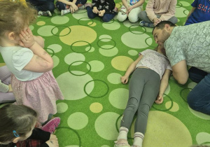 dziewczynka udaje że jest nieprzytomna