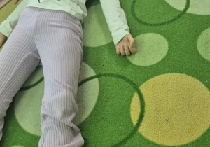 dzieci ćwiczą między sobą pozycję bezpieczną