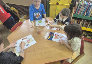 Dzieci pracują przy stoliku