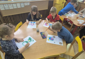 Dzieci pracują przy stoliku