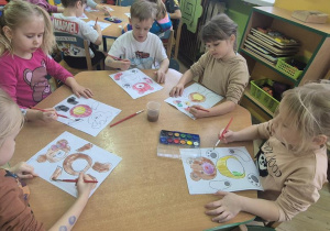 Dzieci pracują przy stoliku