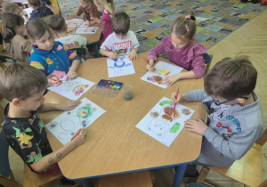 Dzieci pracują przy stoliku