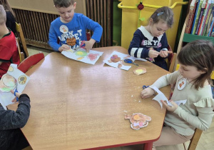 dzieci wycinają misia