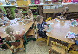 dzieci wycinają misia