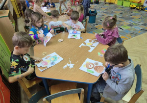 dzieci wycinają misia