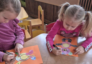 dzieci pracują przy stoliku