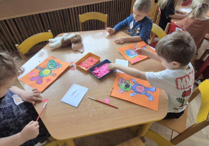 dzieci pracują przy stoliku