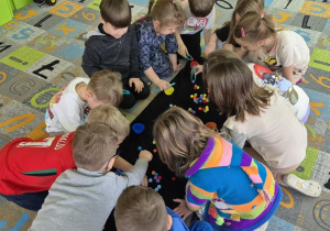 dzieci bawią się wspólnie