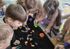 dzieci ćwiczą motorykę małą