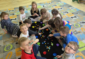 dzieci ćwiczą motorykę małą