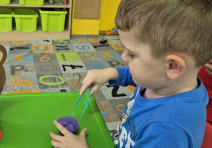 dzieci ćwiczą motorykę małą