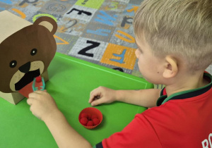 dzieci ćwiczą motorykę małą