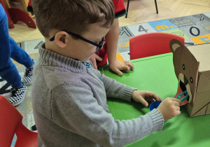 dzieci ćwiczą motorykę małą