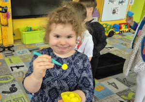 dzieci ćwiczą motorykę małą