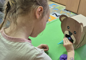 dzieci ćwiczą motorykę małą