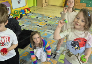 dzieci ćwiczą motorykę małą