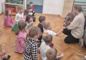 dzieci podczas warsztatów