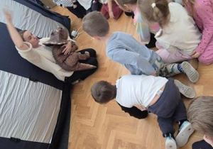 dzieci podczas warsztatów