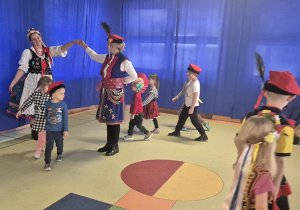 dzieci podczas tańca pokazowego