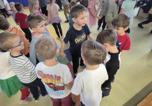 wspólna zabawa w kole